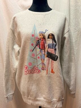 Barbie Lt Grey Sweatshirt with Barbie & friend holdings skis and snowboard